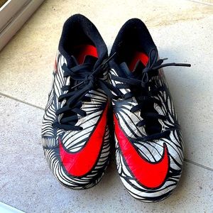 Youth NIKE outdoor soccer cleats Size 3Y Eur35